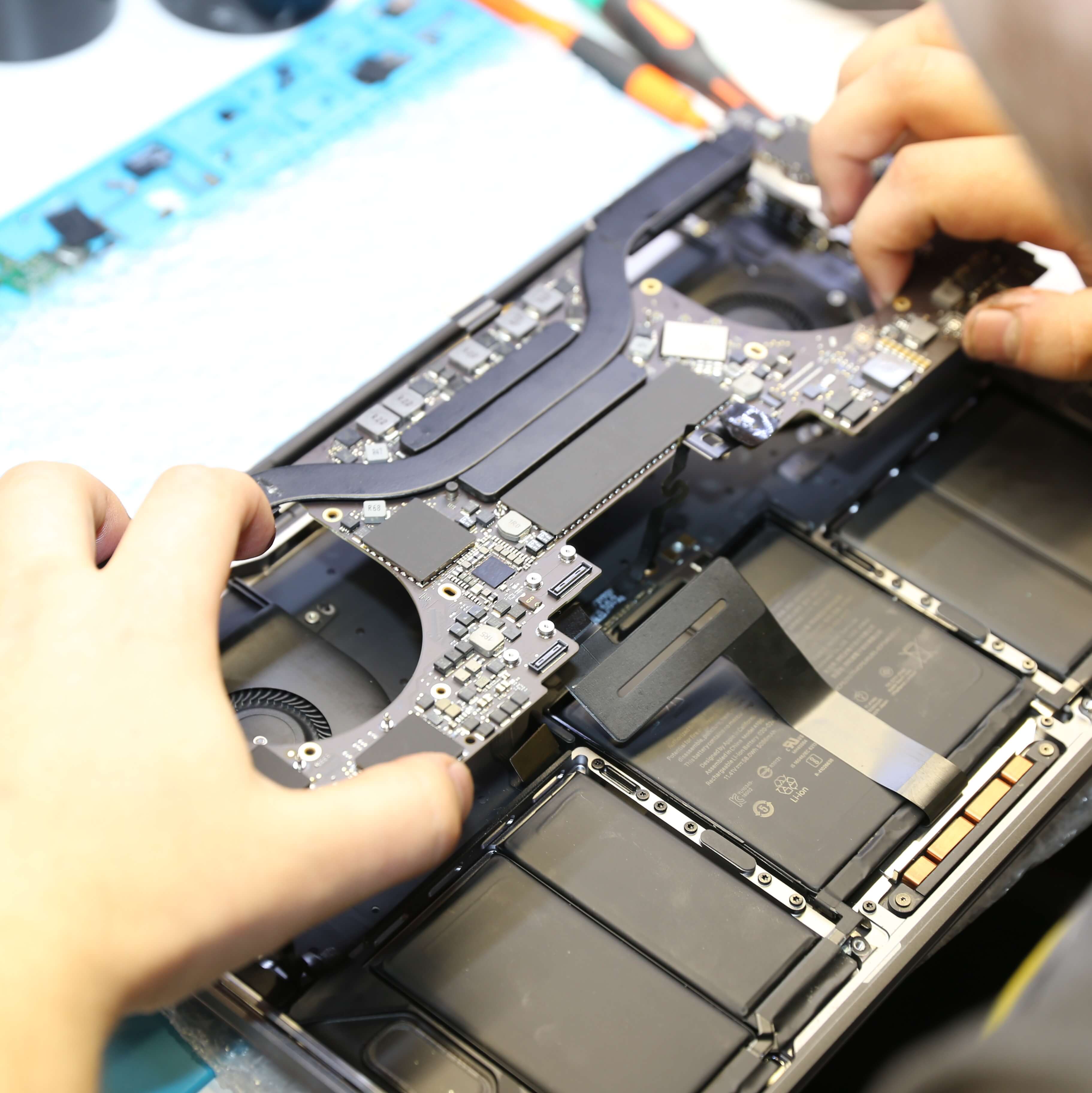 Демонтаж материнской платы Apple MacBook Pro 13